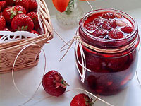 Клубничное варенье с миндалем и ликером Amaretto