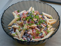 Салат с макаронами и фасолью