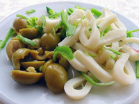Салат из кальмаров с оливками