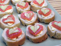 Канапе с сердечками