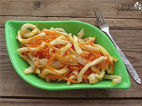 Салат на скорую руку из кальмара и моркови