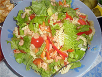 Салат с макаронами и креветками