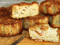Маннички с яблоком и курагой
