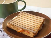 Сэндвич с помидором и сыром