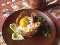 Яичница с помидорами и ветчиной в хлебе