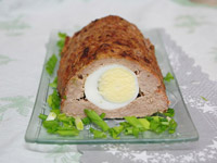 Мясной рулет с яйцом