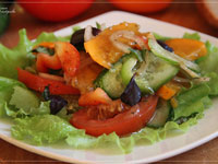 Овощной салат с хурмой