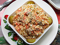 Салат с курицей, морковью и солёными огурцами