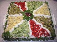 Закусочный торт с колбасой и огурцами