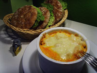 Фасоль с мясом в горшочке