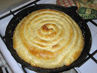 Пирог «Улитка» с сыром из слоёного теста