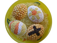 Пасхальные яйца, украшенные крупой