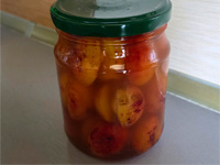 Слива, маринованная чесноком