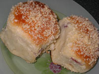 Булочки с посыпкой из муки, масла и сахара
