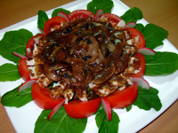 Салат с курицей, грибами и рукколой