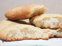 Сырная фокачча с чесноком и травами