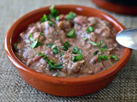 Лобио с орехами в глиняном горшочке