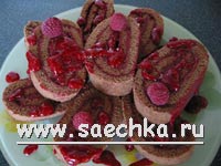 Шоколадный рулет с малиной