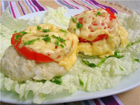 Паровые котлеты с цветной капустой, помидорами и сыром