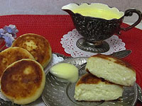 Сырники со сметанным соусом