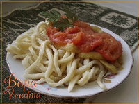 Лапша с помидорами и сыром