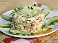 Салат с курицей и фасолью