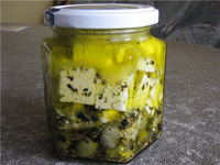 Сырные кубики из брынзы в оливковом масле