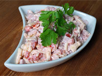 Салат с помидорами, ветчиной и сыром