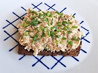 Печень трески с яйцом