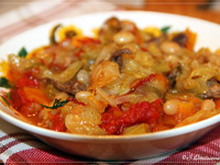 Фасоль с овощами и тушёнкой