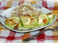 Кальмары с луком и кабачками