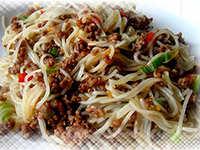 Рисовая лапша с фаршем и овощами