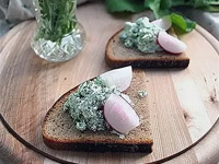Тосты со сметаной, зеленью и чесноком