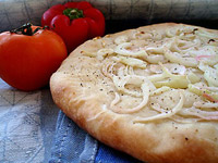 Фокачча с жареным луком и сыром