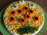 Салат с крабовыми палочками, кукурузой и помидорами