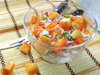 Салат с рисом и гренками