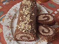 Шоколадный рулет с орехами