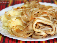 Кальмар с картофельным пюре и жареным луком
