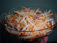Салат с языком и редькой