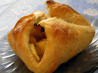 Слойки с яблоками