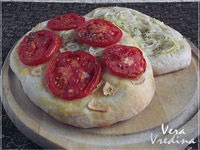 Лепёшки с луком и помидорами