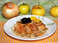 Капуста с яблоками и черносливом
